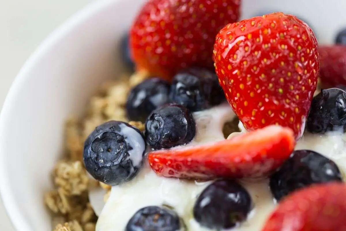 Colazione con yogurt, frutti di bosco e granola