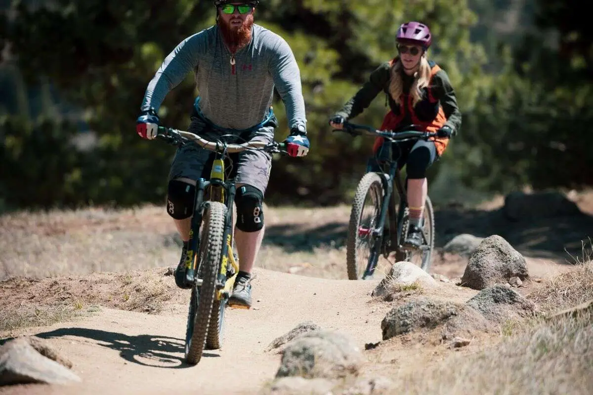 Sportivi amatori in mountain bike su sterrato
