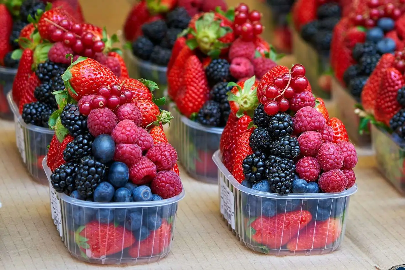 Frutti di bosco freschi al mercato