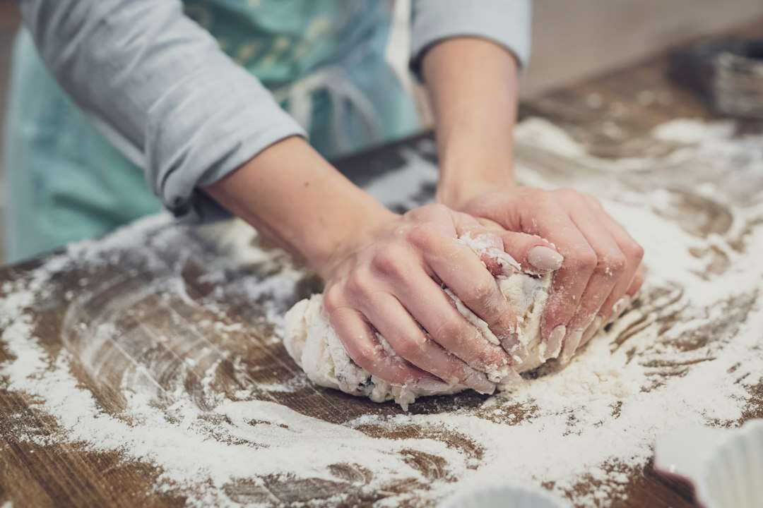 Mani che lavorano l'impasto: trasformare, non eliminare