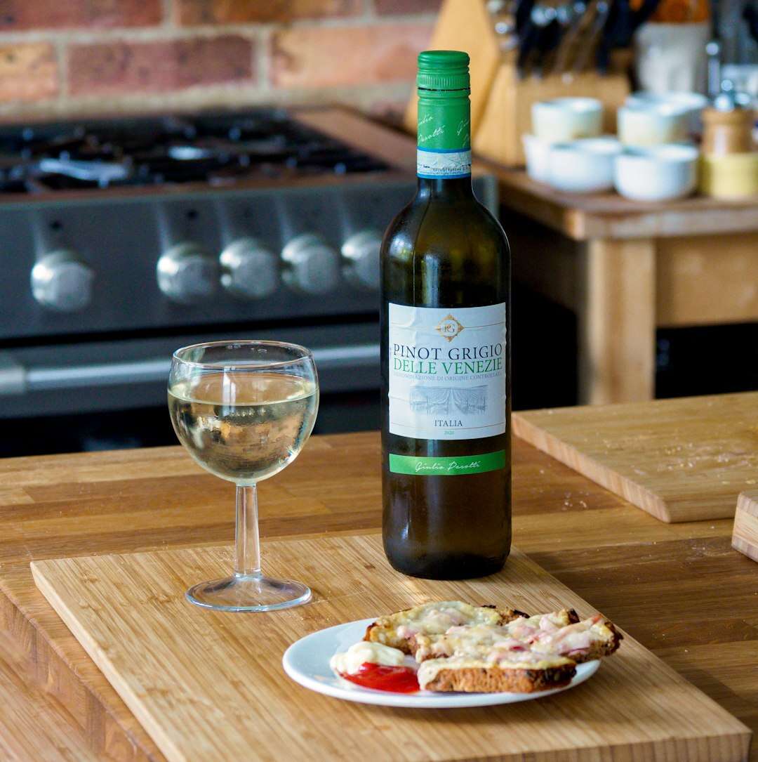 Bottiglia di vino italiano e bicchiere su un tavolo di legno