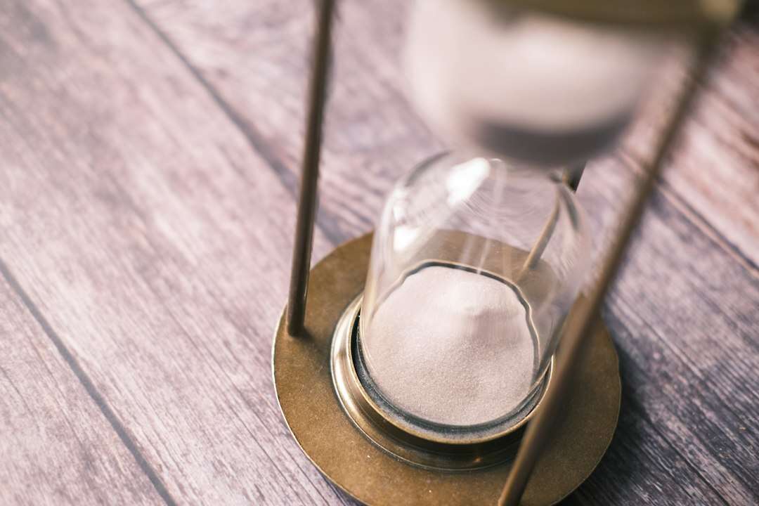 Clessidra su un tavolo di legno: anche l'orario dei pasti è nutrimento