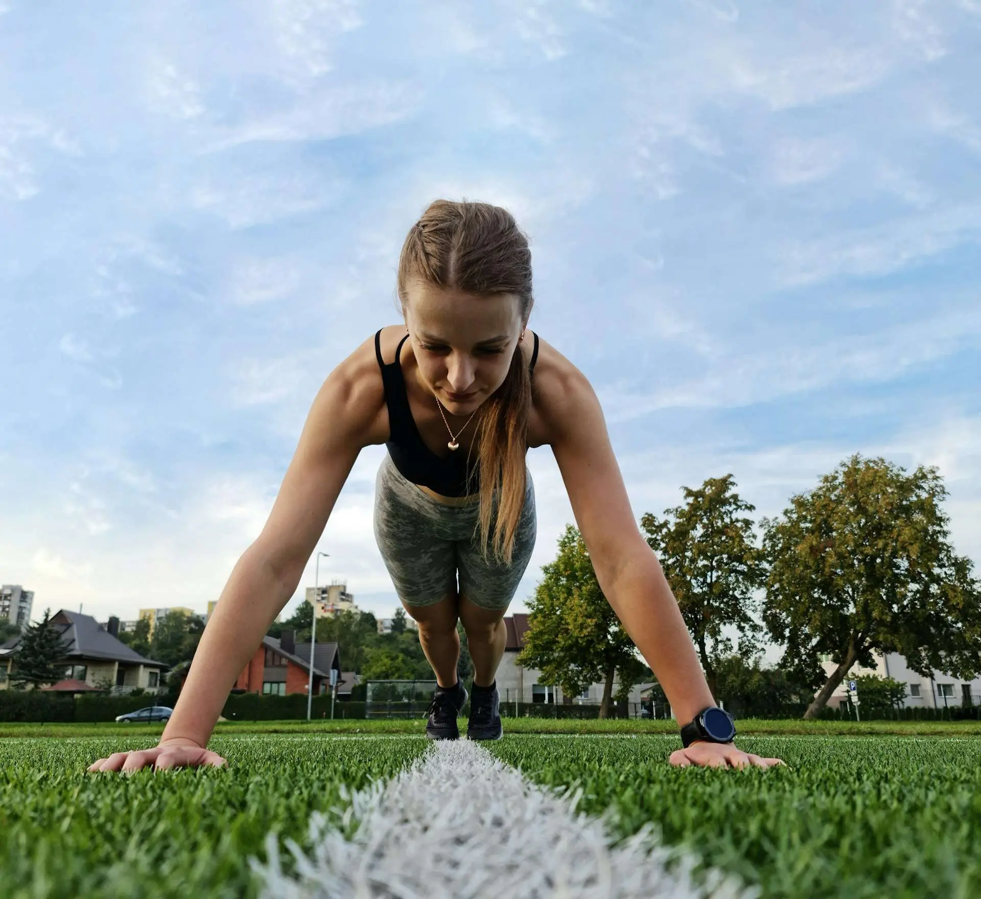 Flessioni sul prato: cambiamento e sport