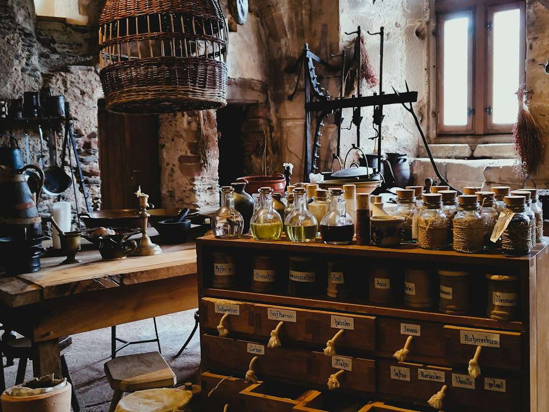 Boccette di vetro sul tavolo: l'Archeus, l'alchimista che trasforma il cibo