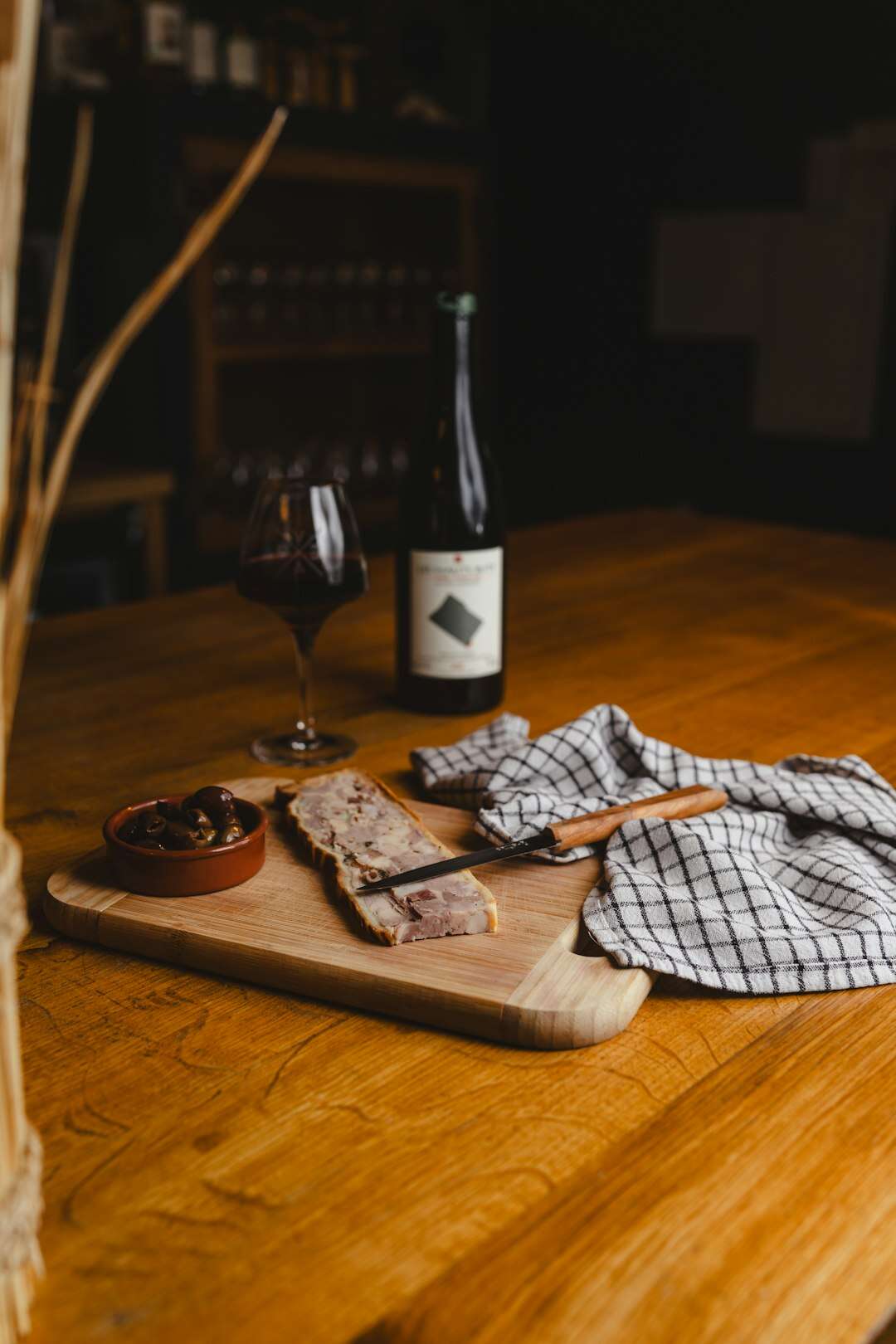 Tavola con vino e cibo del territorio, come in un'osmiza del Carso